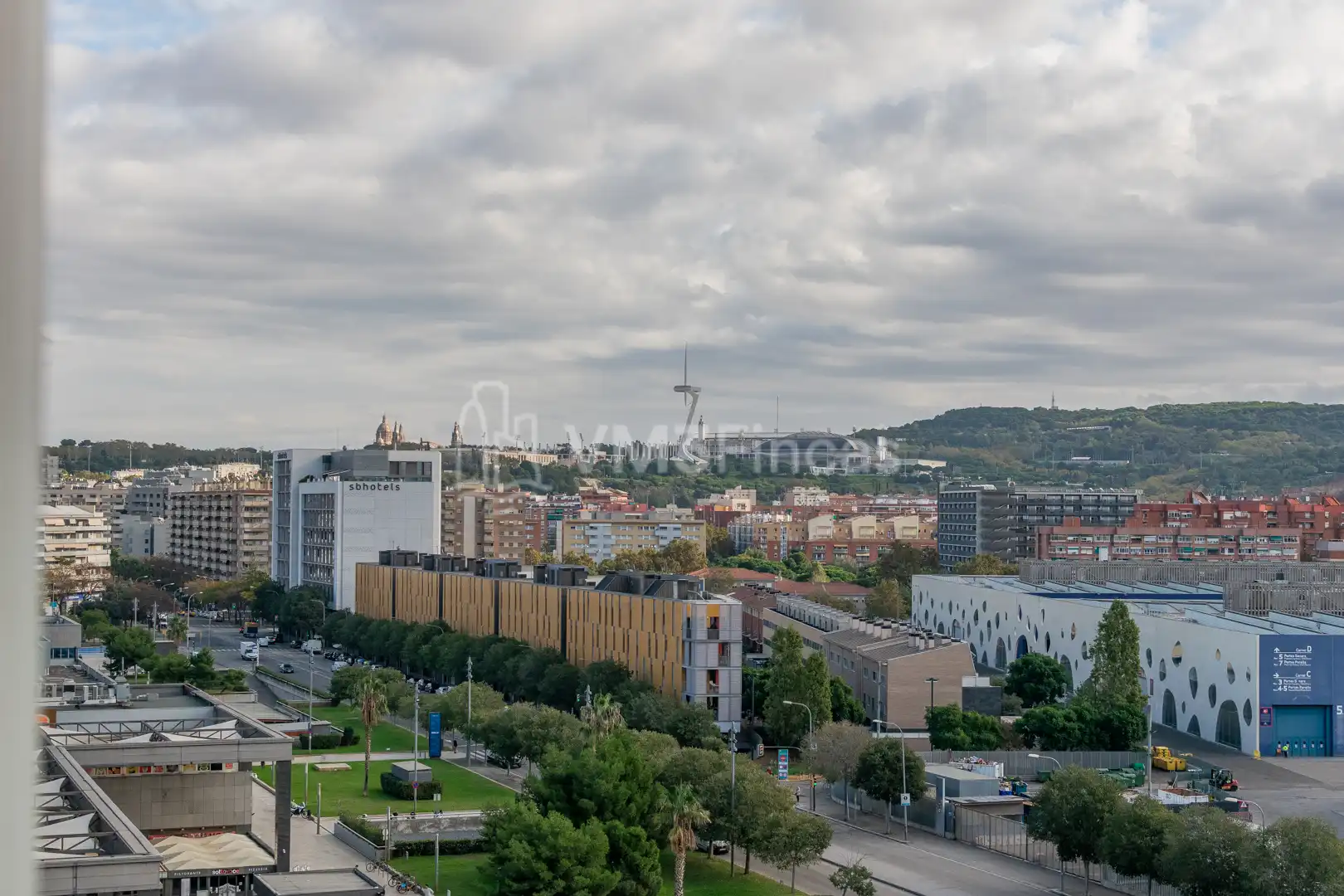 Vista exterior de Oficina en venda en L'Hospitalet de Llobregat amb Aire condicionat, Calefacció i Traster