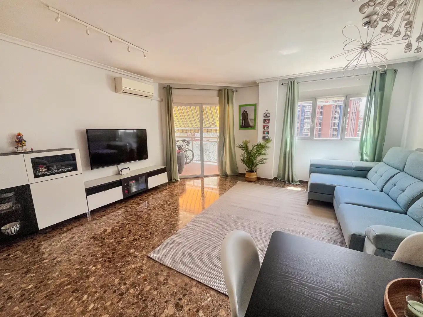 Living room of Flat for sale in Valencia  with Air Conditioner, Terrace and Swimming Pool