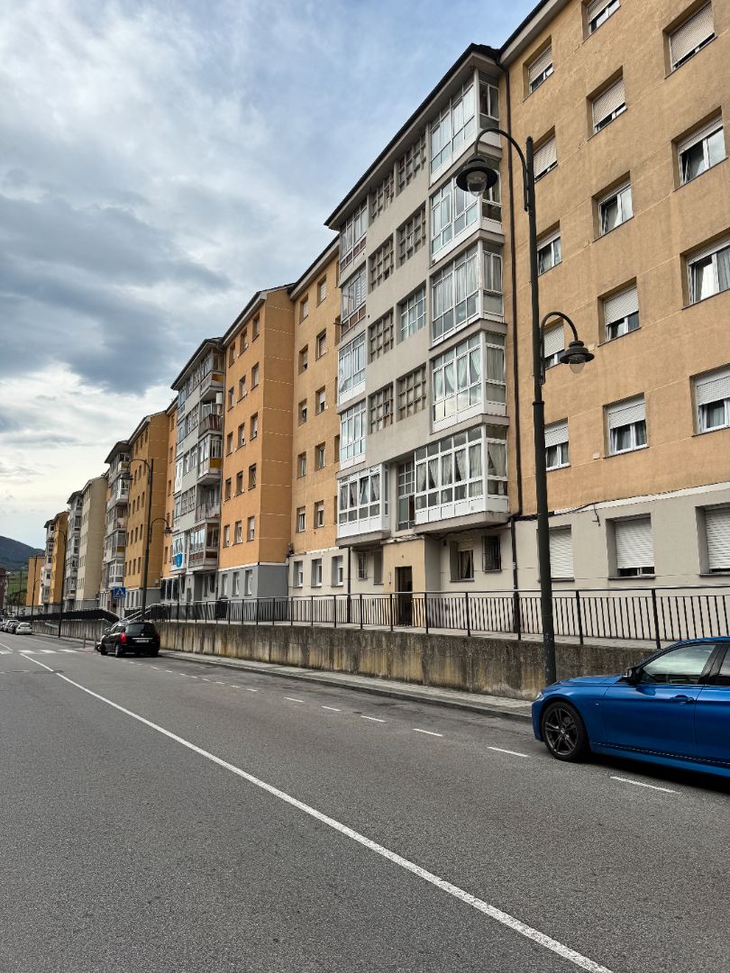 Vista exterior de Pis en venda en Avilés amb Calefacció, Parquet i Terrassa