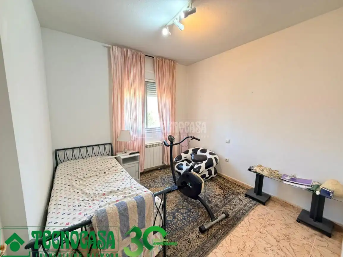 Habitación de Casa adosada en venta en Albarreal de Tajo con Aire acondicionado y Jardín privado