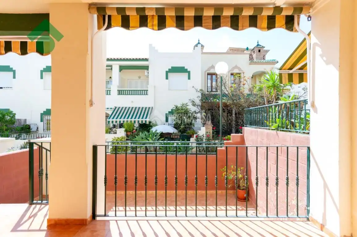 Vista exterior de Casa adosada en venda en Nerja amb Aire condicionat