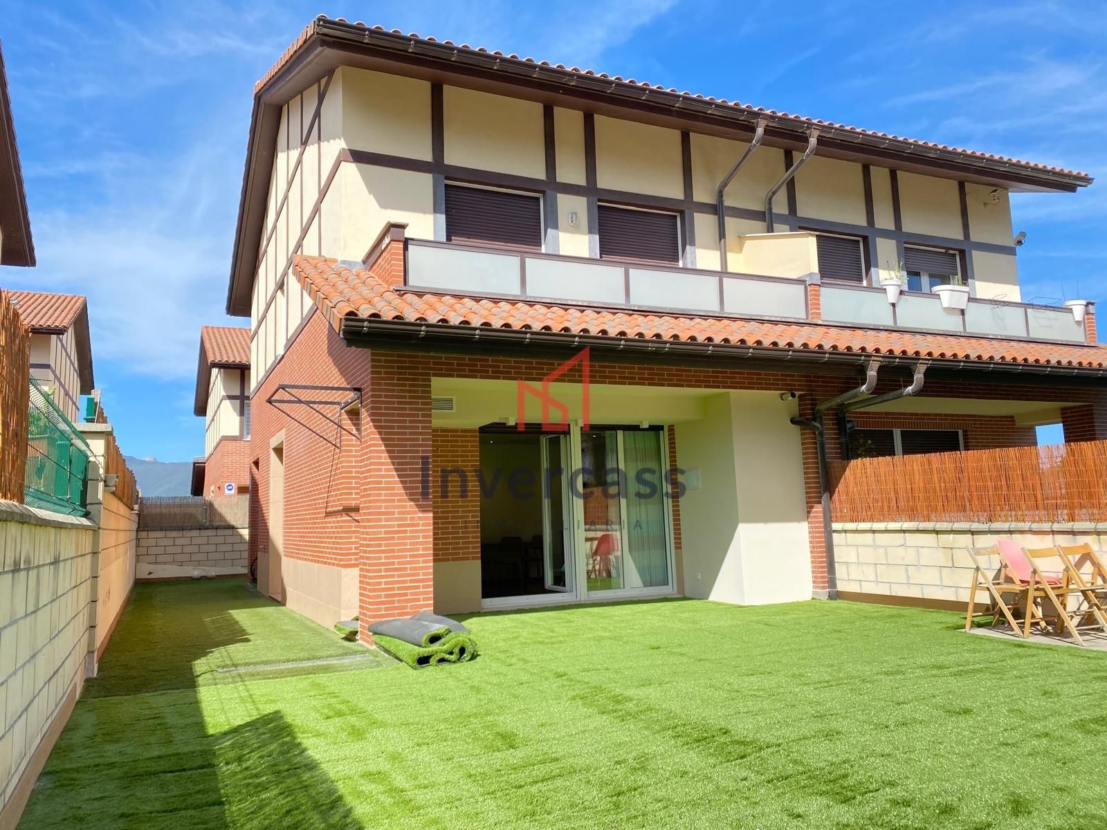 Exterior view of Single-family semi-detached for sale in Castro-Urdiales  with Private garden, Terrace and Storage room