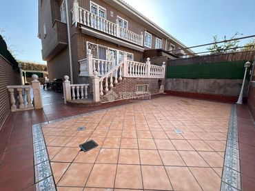 Casa bifamiliare in vendita a Altos del Olivar - El Caracol