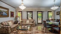 Sala d'estar de Casa o xalet en venda en Aranjuez amb Aire condicionat, Calefacció i Jardí privat