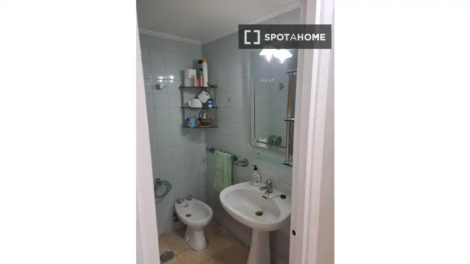 Bany de Apartament per a compartir en Sevilla amb Aire condicionat, Terrassa i Moblat