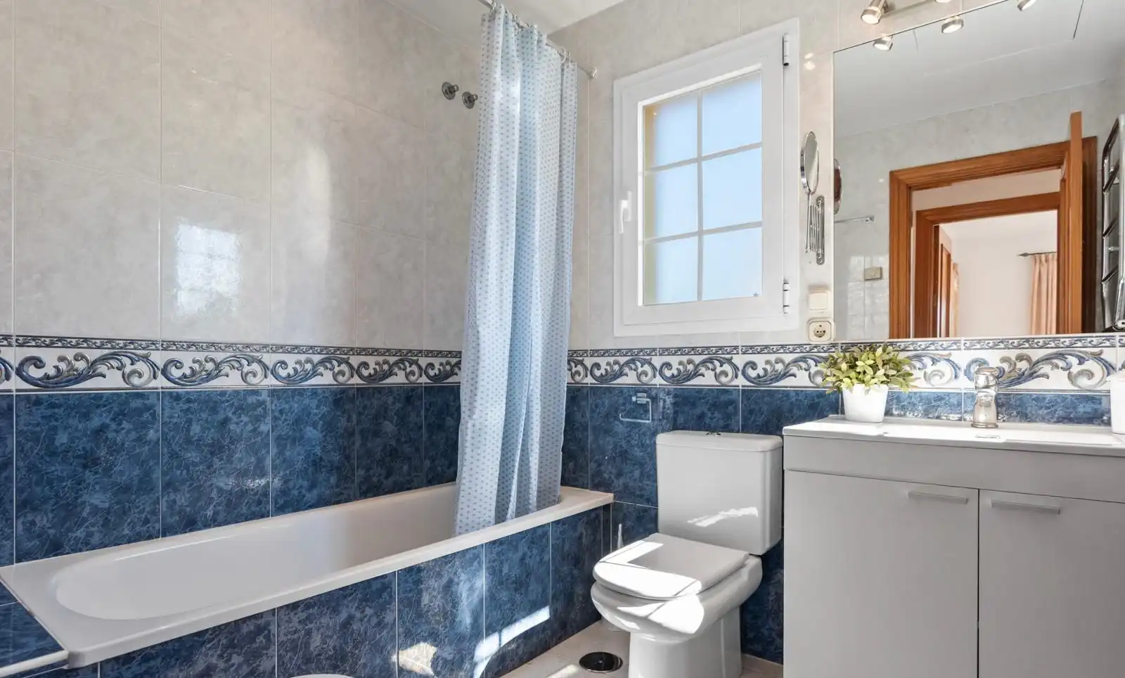 Bathroom of Houses for sale in Marbella  with Air Conditioner, Heating and Terrace