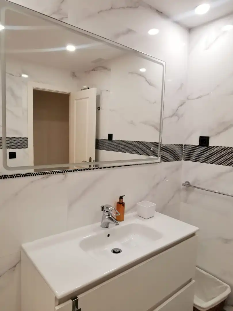 Baño de Piso de alquiler en Marbella con Aire acondicionado, Terraza y Amueblado