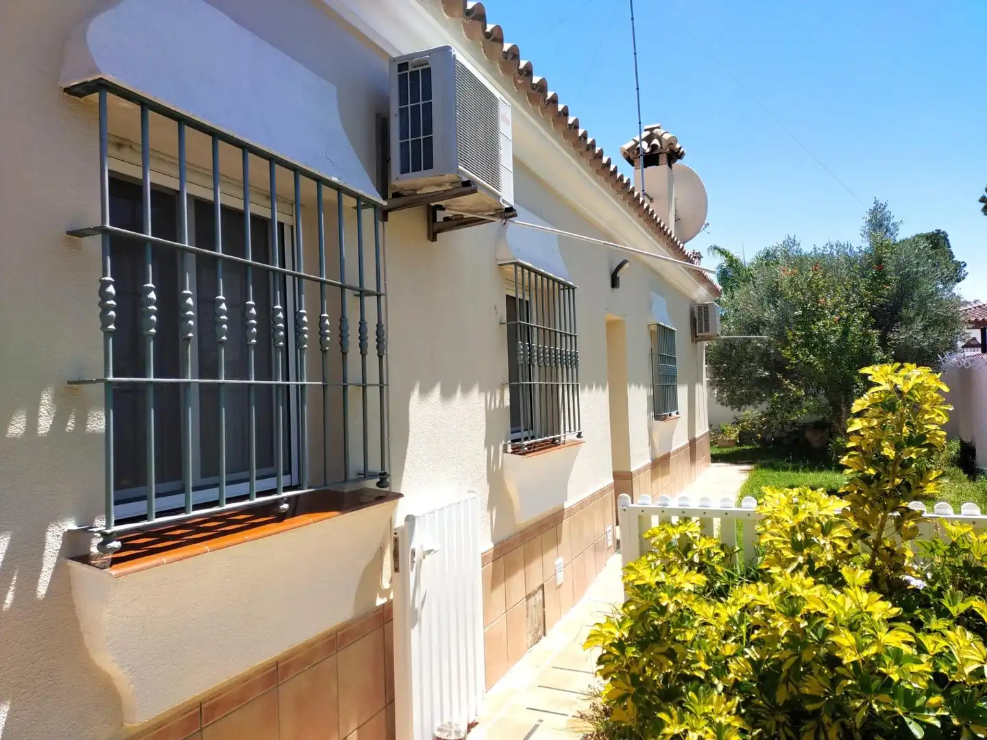 Vista exterior de Casa o xalet en venda en Chiclana de la Frontera amb Aire condicionat, Jardí privat i Piscina