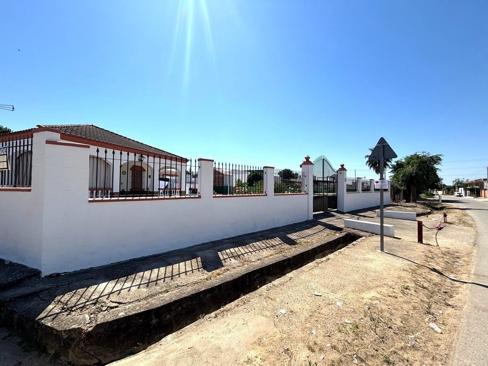Vista exterior de Casa o xalet en venda en Villaverde del Río amb Piscina
