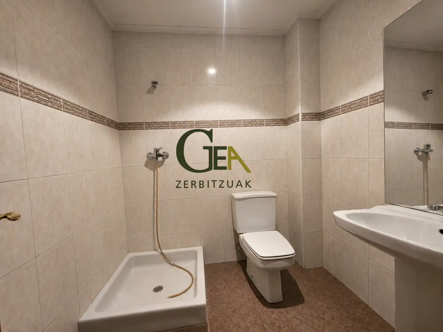 Badezimmer von Einfamilien-Reihenhaus zum Verkauf in Alkiza mit Heizung, Privatgarten und Terrasse