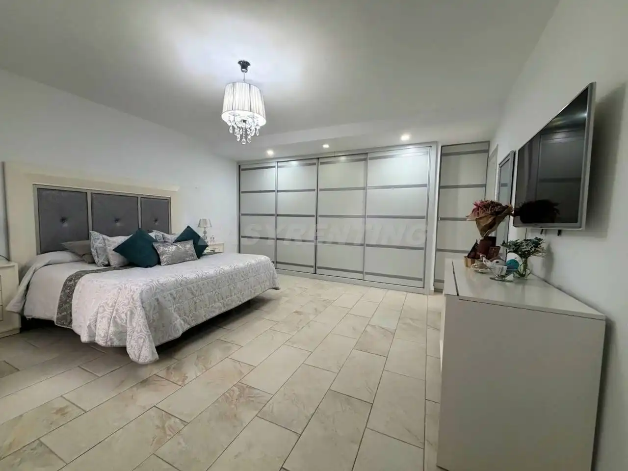 Dormitori de Casa o xalet en venda en La Línea de la Concepción amb Aire condicionat, Terrassa i Moblat