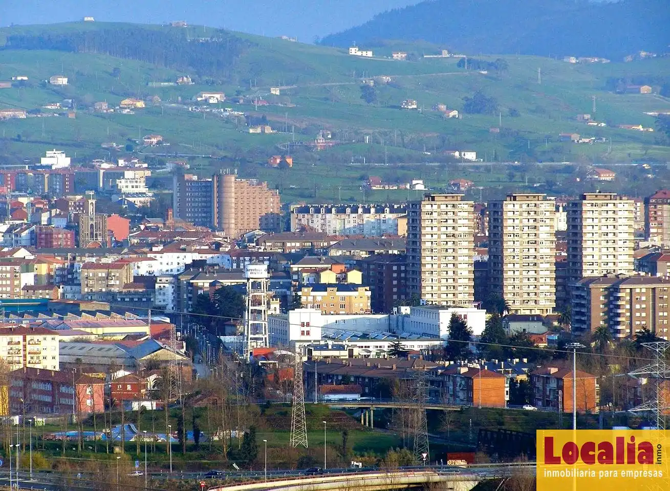 Vista exterior de Nau industrial de lloguer en Torrelavega 