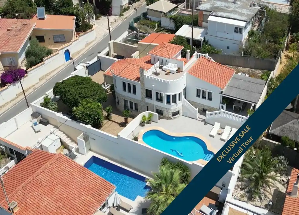 Vista exterior de Casa o xalet en venda en El Campello amb Aire condicionat, Jardí privat i Terrassa