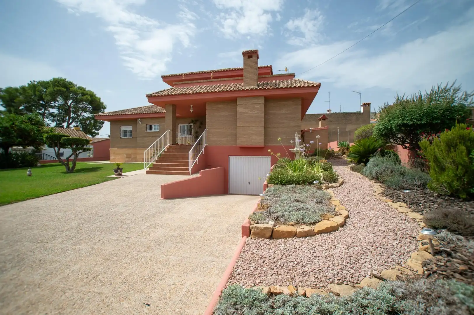 Vista exterior de Casa o xalet en venda en Chiva amb Aire condicionat, Calefacció i Terrassa