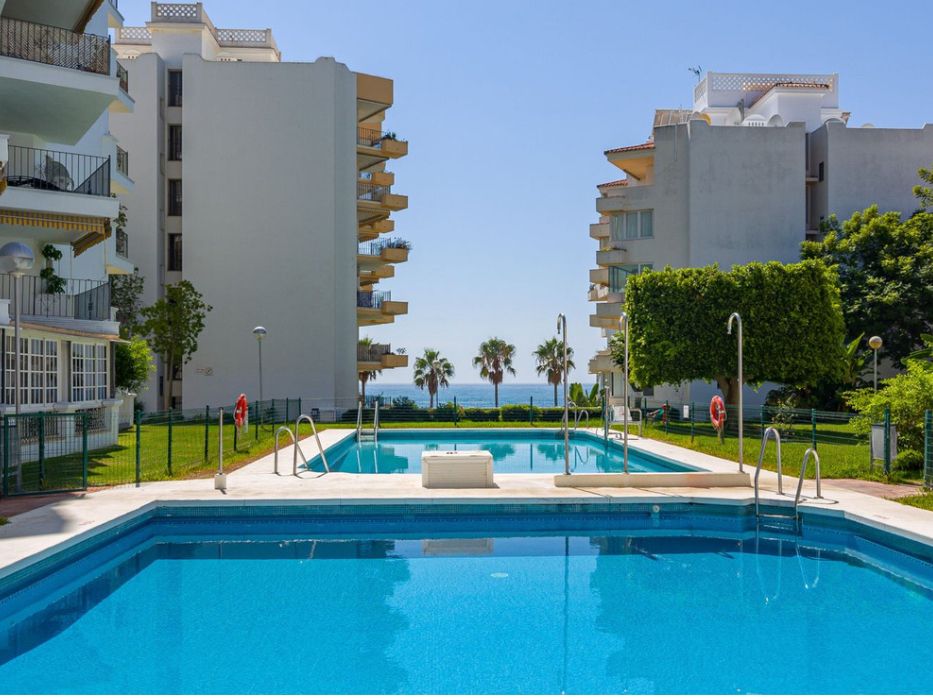 Piscina de Pis en venda en Marbella amb Moblat, Forn i Rentadora