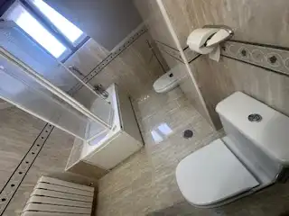 Badezimmer von Maisonette zur Miete in León Capital  mit Heizung, Parkett und Terrasse