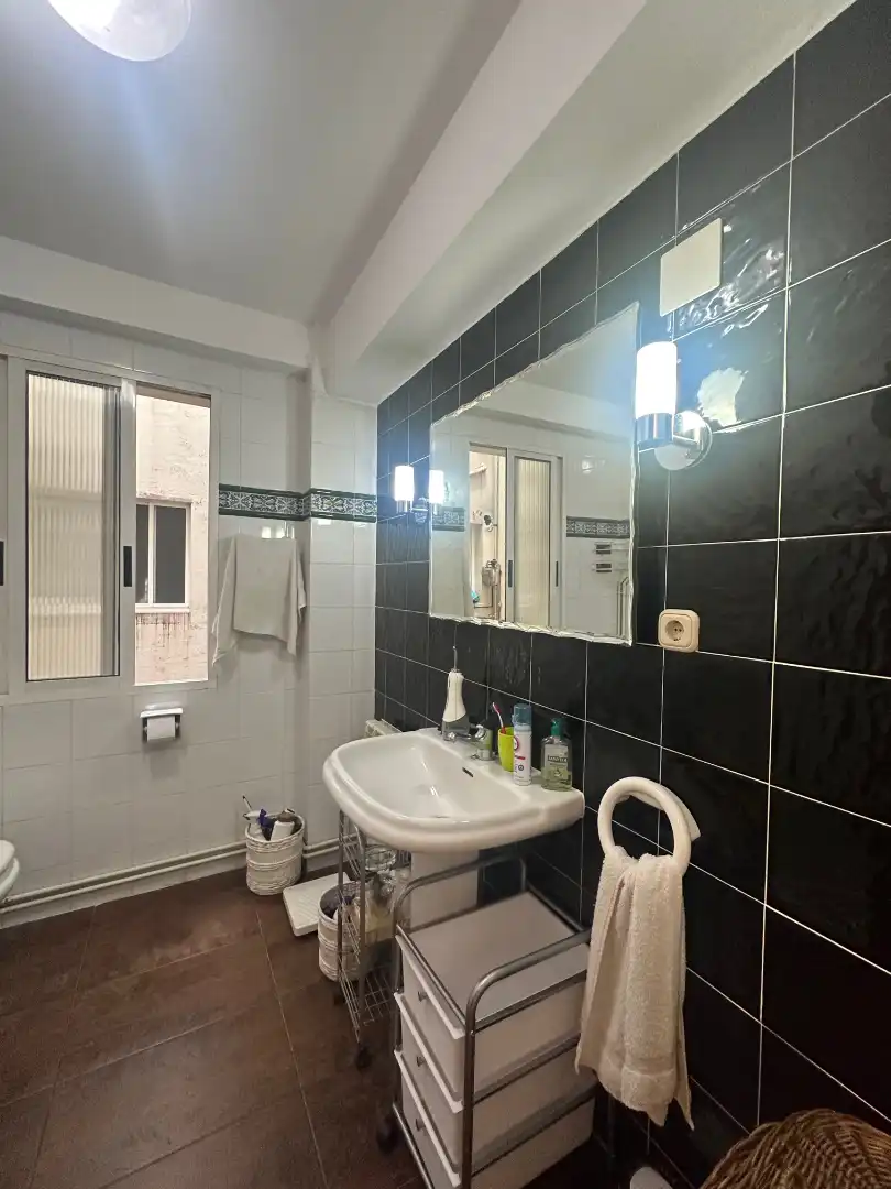 Bathroom of Flat for rent in Santiago de Compostela   with Heating, Parquet flooring and Furnished