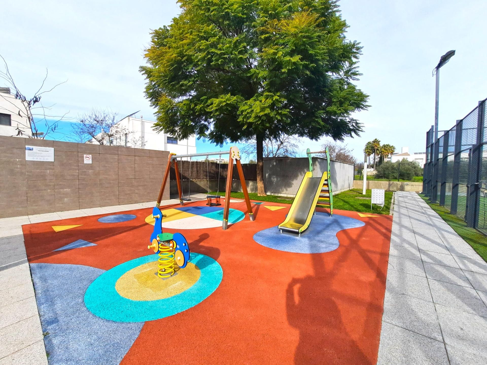 Vista exterior de Pis en venda en Mairena del Aljarafe amb Jardí privat i Piscina comunitària