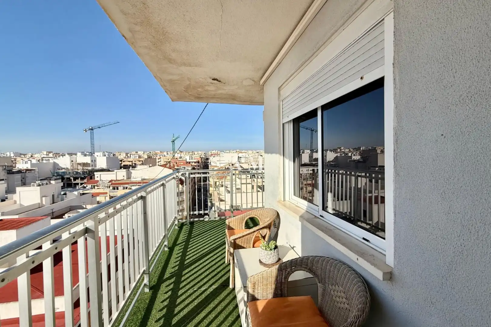 Terrassa de Pis de lloguer en Torrevieja amb Aire condicionat, Calefacció i Terrassa