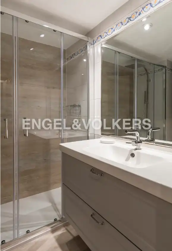 Bathroom of Flat for sale in Madrid  with Air Conditioner, Heating and Balcony