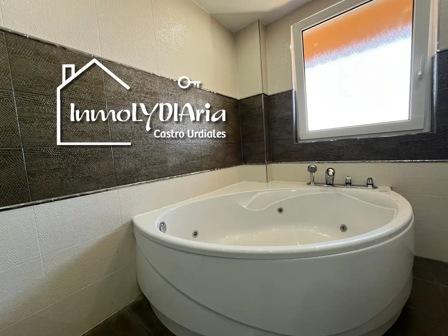 Bathroom of Houses for sale in Castro-Urdiales  with Heating, Private garden and Terrace