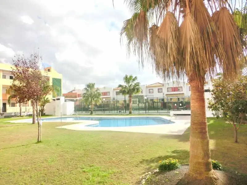 Piscina de Pis de lloguer en Sanlúcar de Barrameda amb Moblat
