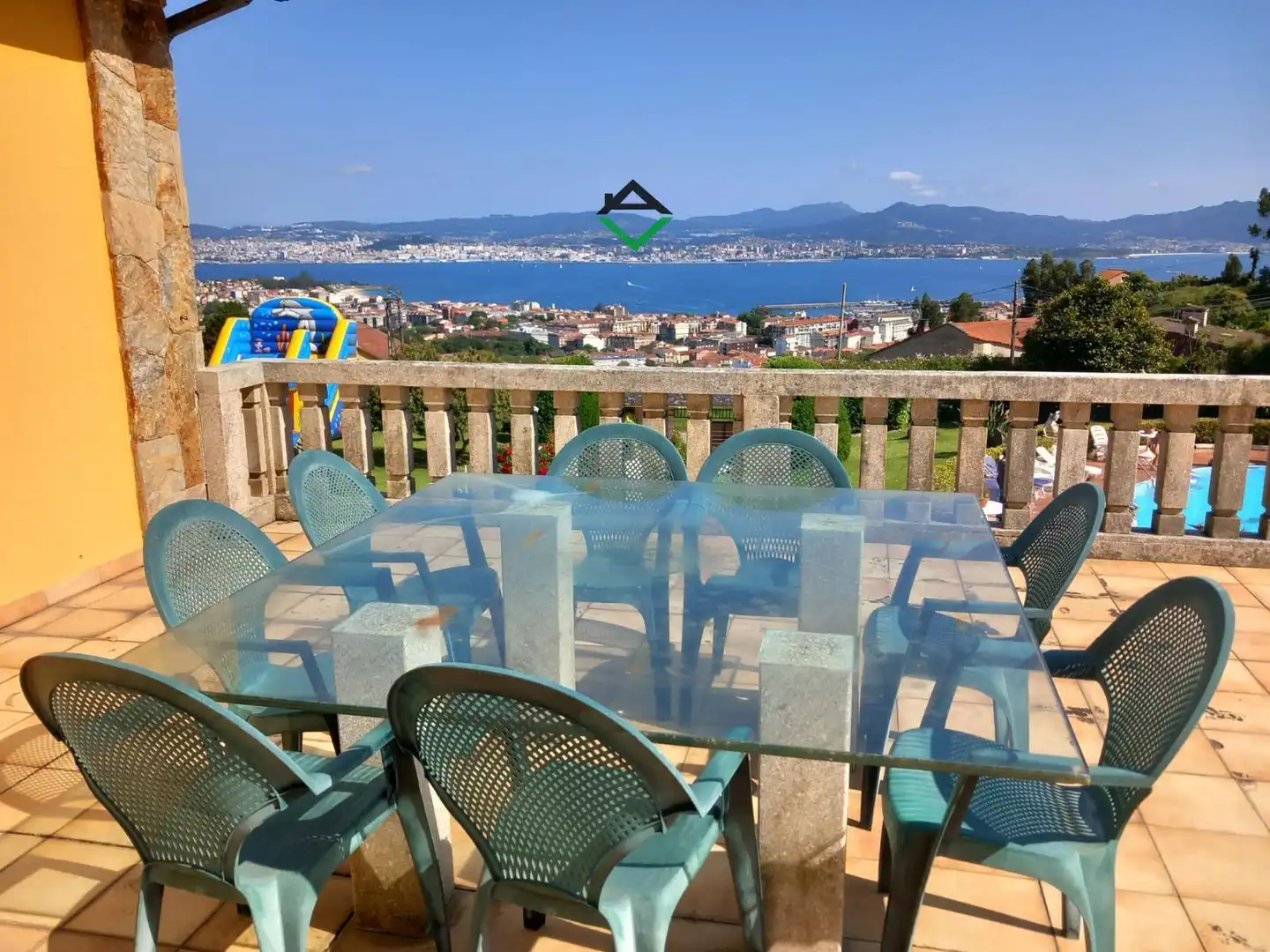 Terrassa de Casa o xalet en venda en Cangas  amb Calefacció, Terrassa i Traster