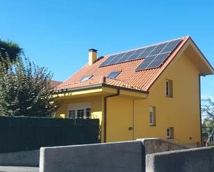 Vista exterior de Casa o xalet en venda en Gijón  amb Calefacció, Jardí privat i Parquet