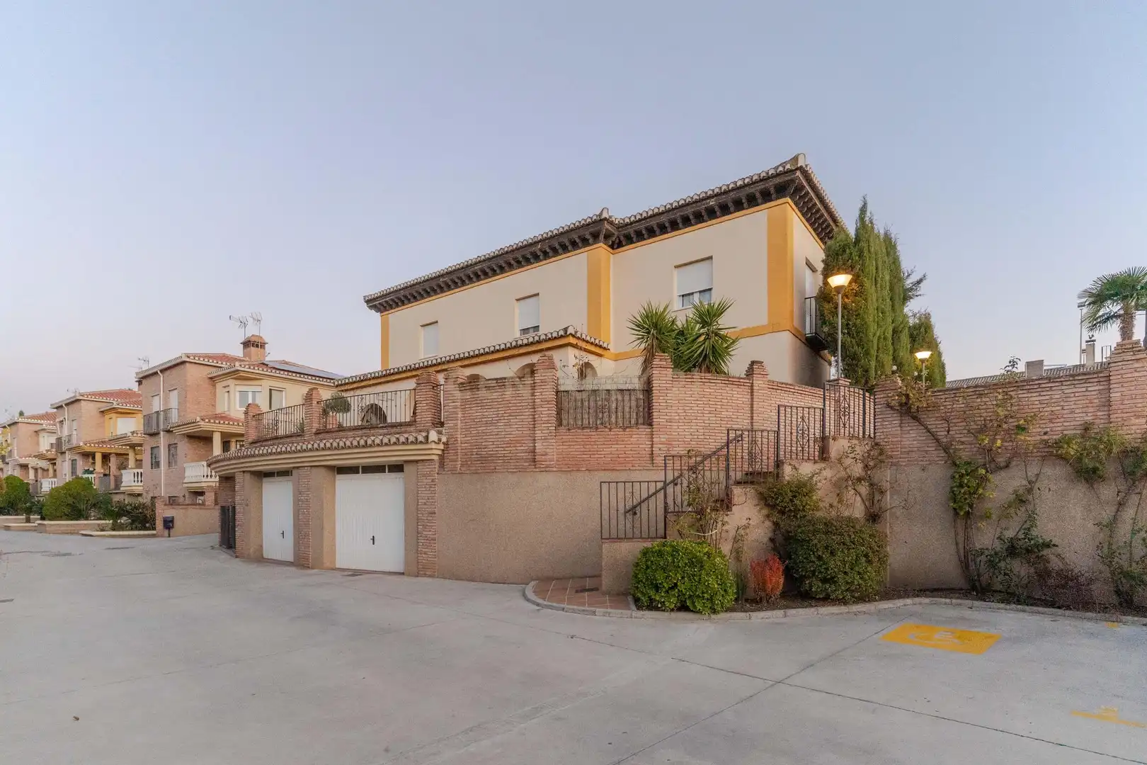 Vista exterior de Casa adosada en venda en La Zubia amb Aire condicionat, Jardí privat i Traster