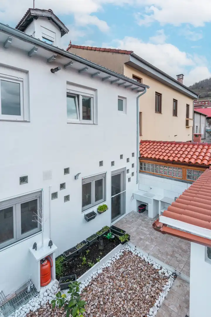 Außenansicht von Einfamilien-Reihenhaus zum Verkauf in Mieres (Asturias) mit Heizung, Terrasse und Abstellraum