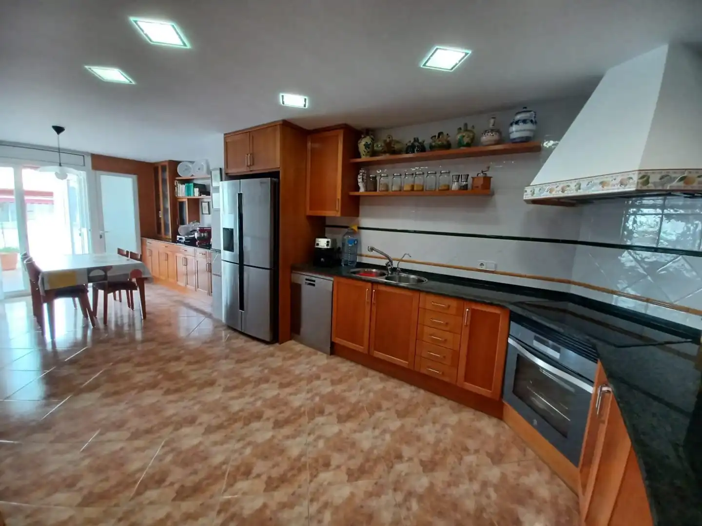 Cocina de Casa o chalet en venta en Pineda de Mar con Aire acondicionado, Calefacción y Jardín privado
