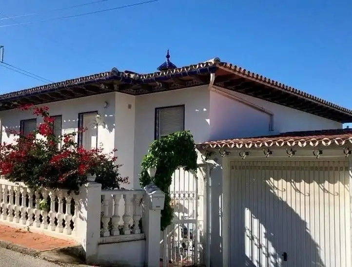 Außenansicht von Einfamilien-Reihenhaus zur Miete in Vélez-Málaga mit Terrasse und Schwimmbad