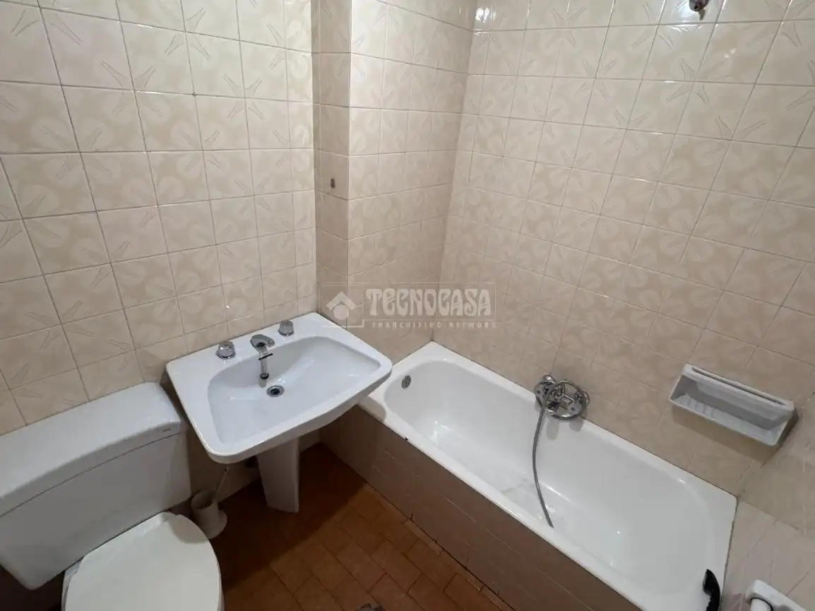 Badezimmer von Wohnung zum Verkauf in Valencia de Don Juan mit Heizung, Parkett und Terrasse
