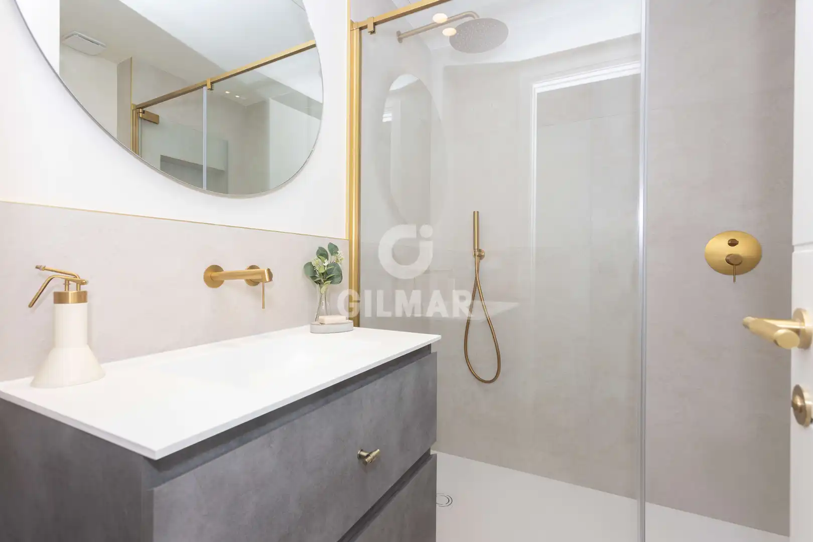 Bathroom of Flat for sale in Madrid  with Heating, Private garden and Storage room
