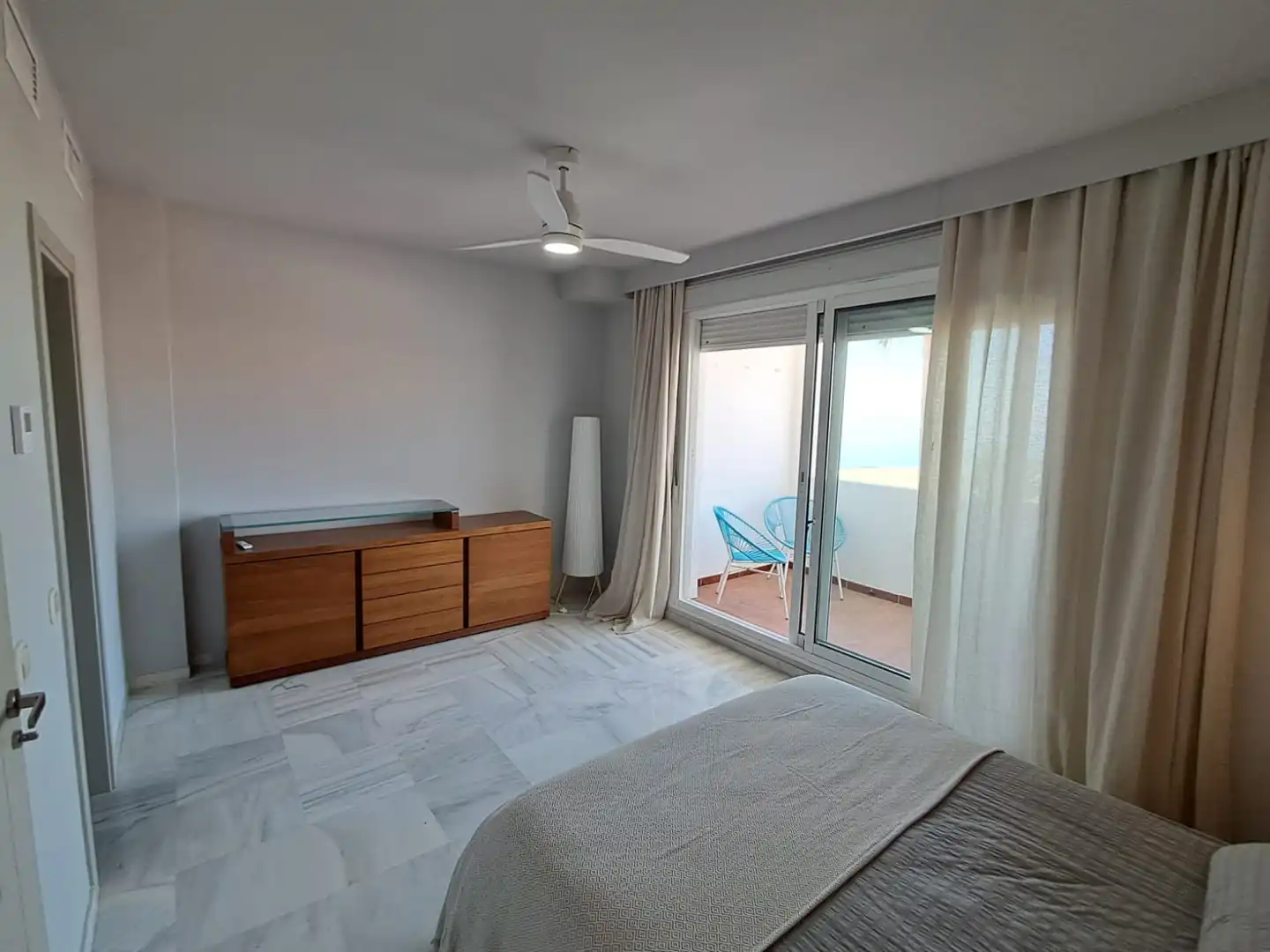 Dormitori de Casa adosada en venda en Estepona amb Aire condicionat, Terrassa i Traster