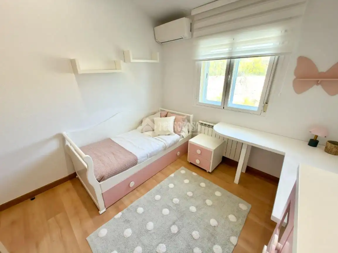 Habitación de Casa adosada en venta en Cabanillas del Campo con Calefacción, Parquet y Trastero