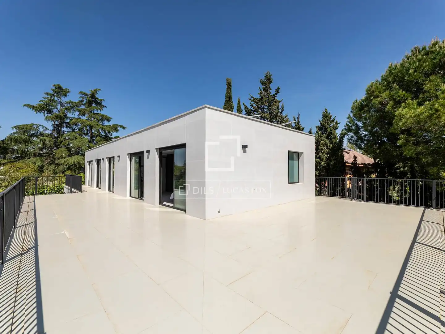 Vista exterior de Casa o xalet en venda en Majadahonda amb Aire condicionat, Calefacció i Jardí privat