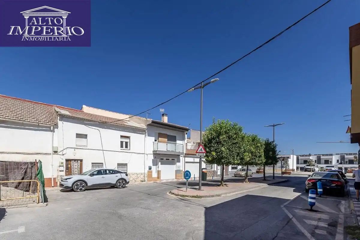Vista exterior de Casa adosada en venda en Churriana de la Vega amb Aire condicionat