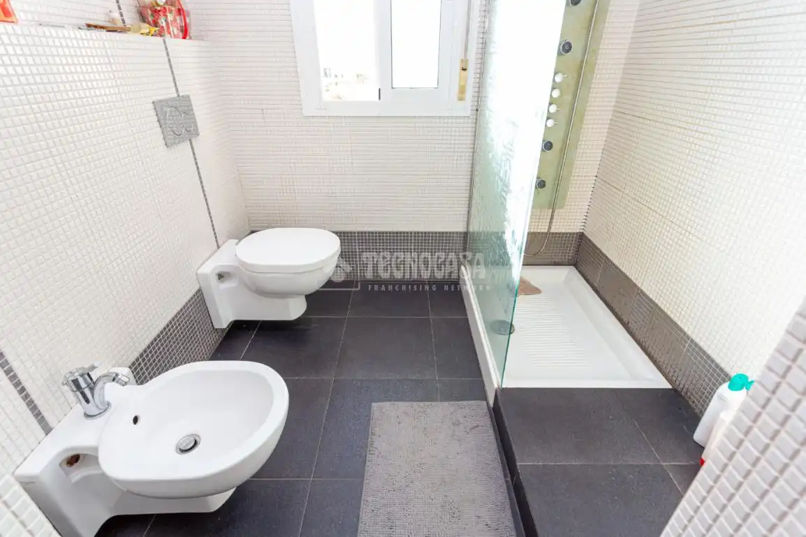 Bathroom of Houses for sale in Algeciras  with Air Conditioner and Swimming Pool