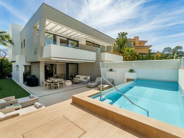 Casa bifamiliare con piscina in vendita a Nueva Andalucía