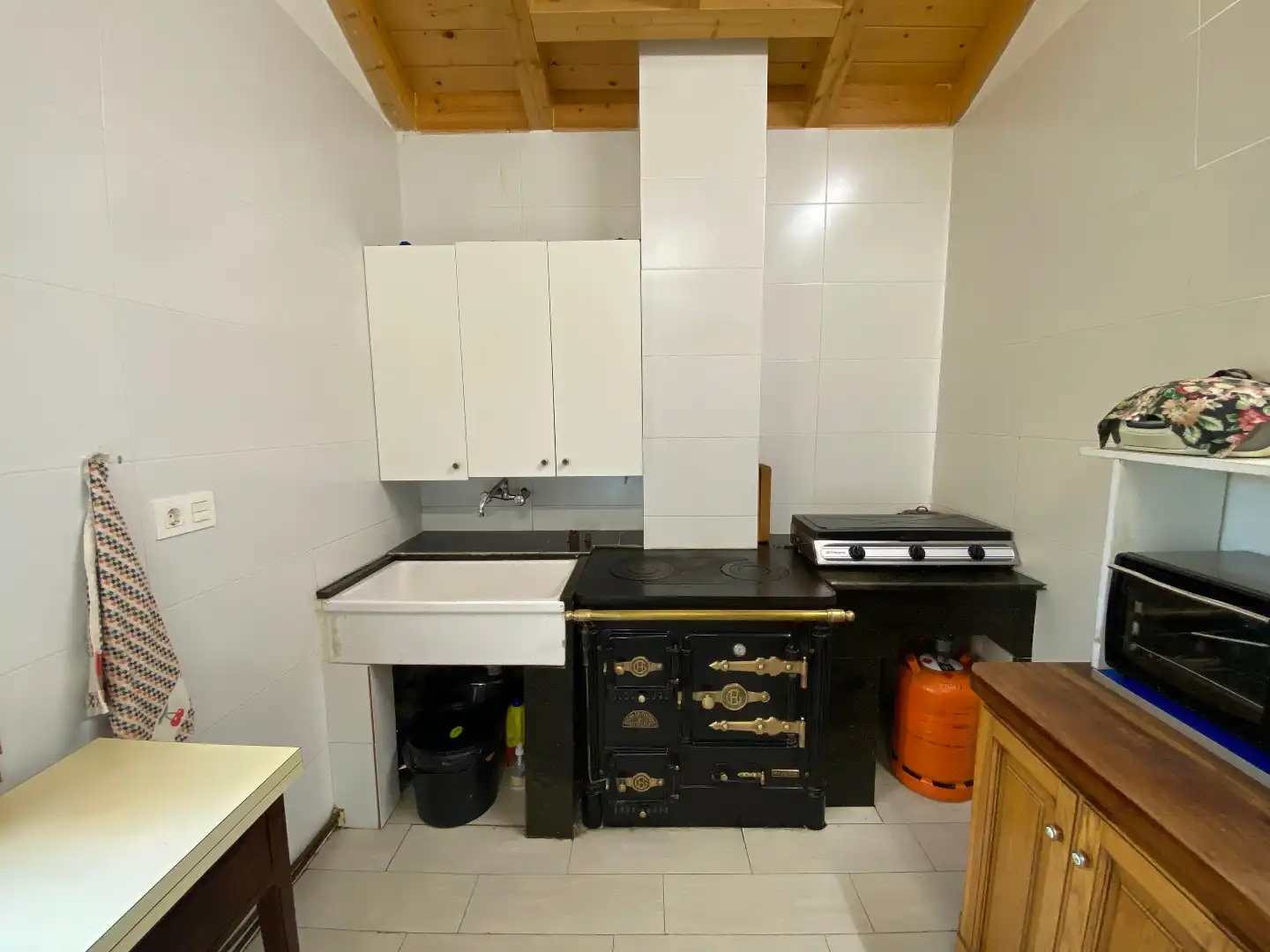 Cuina de Casa o xalet en venda en Burgos amb Parquet, Traster i Moblat