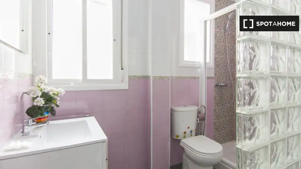Baño de Apartamento para compartir en Madrid con Aire acondicionado, Calefacción y Terraza