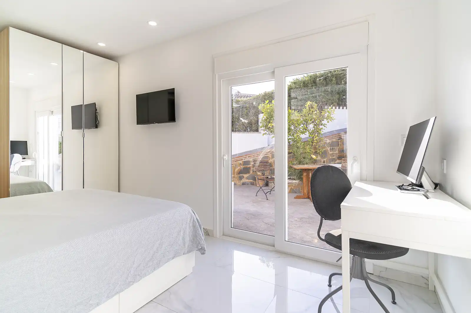 Bedroom of Houses for sale in Benalmádena  with Air Conditioner, Terrace and Swimming Pool