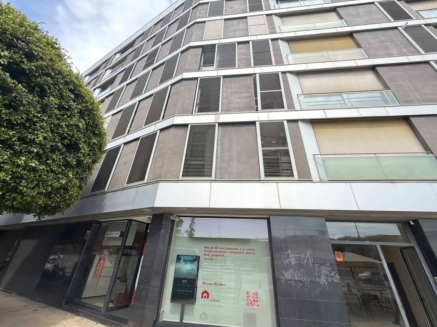 Exterior view of Flat for sale in L'Hospitalet de Llobregat  with Air Conditioner, Heating and Oven