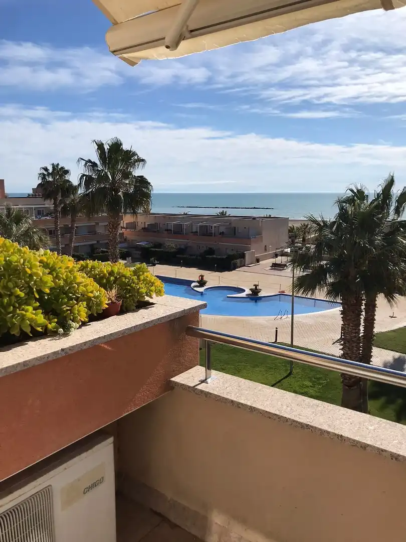 Vista exterior de Àtic en venda en Cubelles amb Calefacció, Terrassa i Piscina