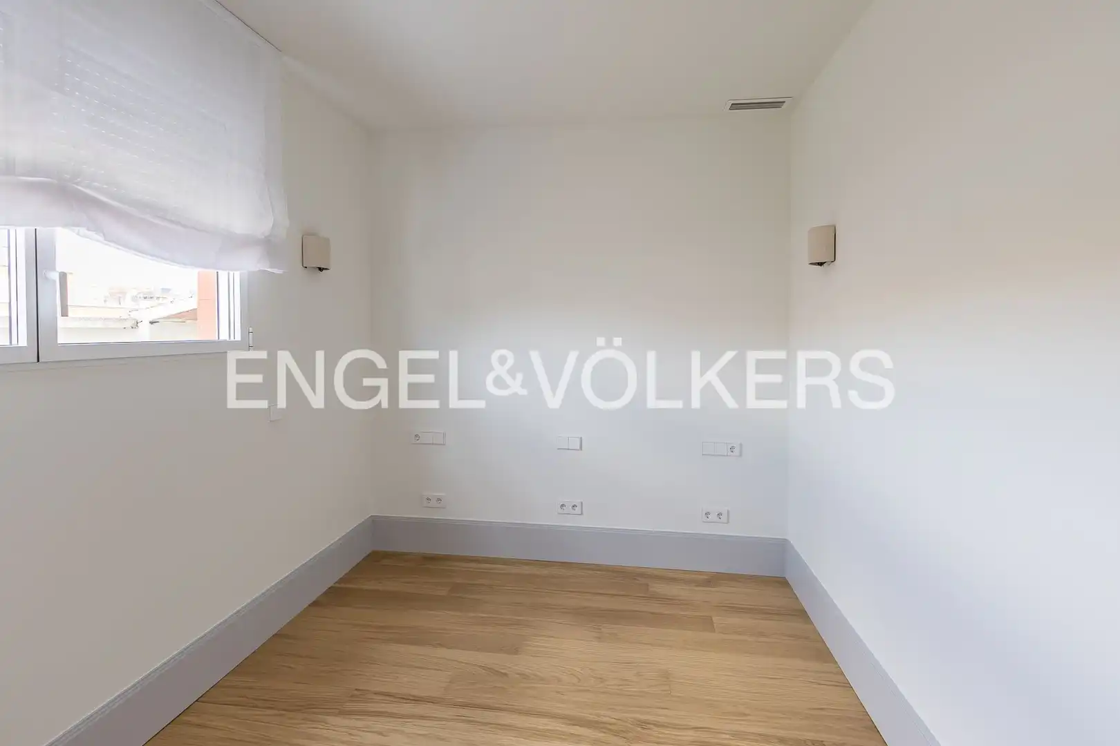 Schlafzimmer von Dachboden zur Miete in Madrid mit Klimaanlage, Heizung und Terrasse