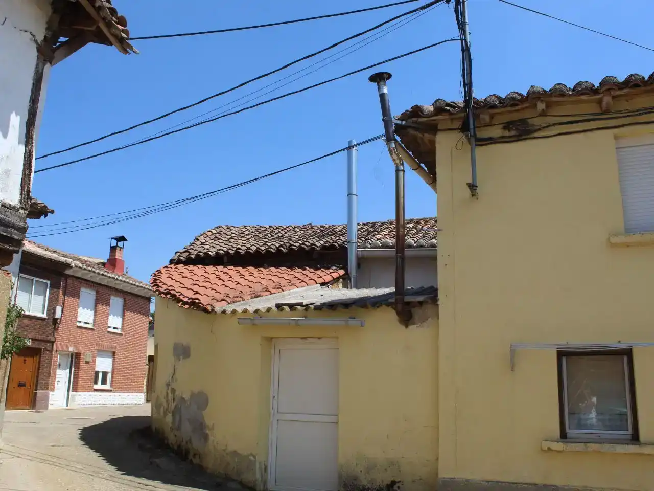 Vista exterior de Casa adosada en venda en Castrillo de Villavega amb Moblat