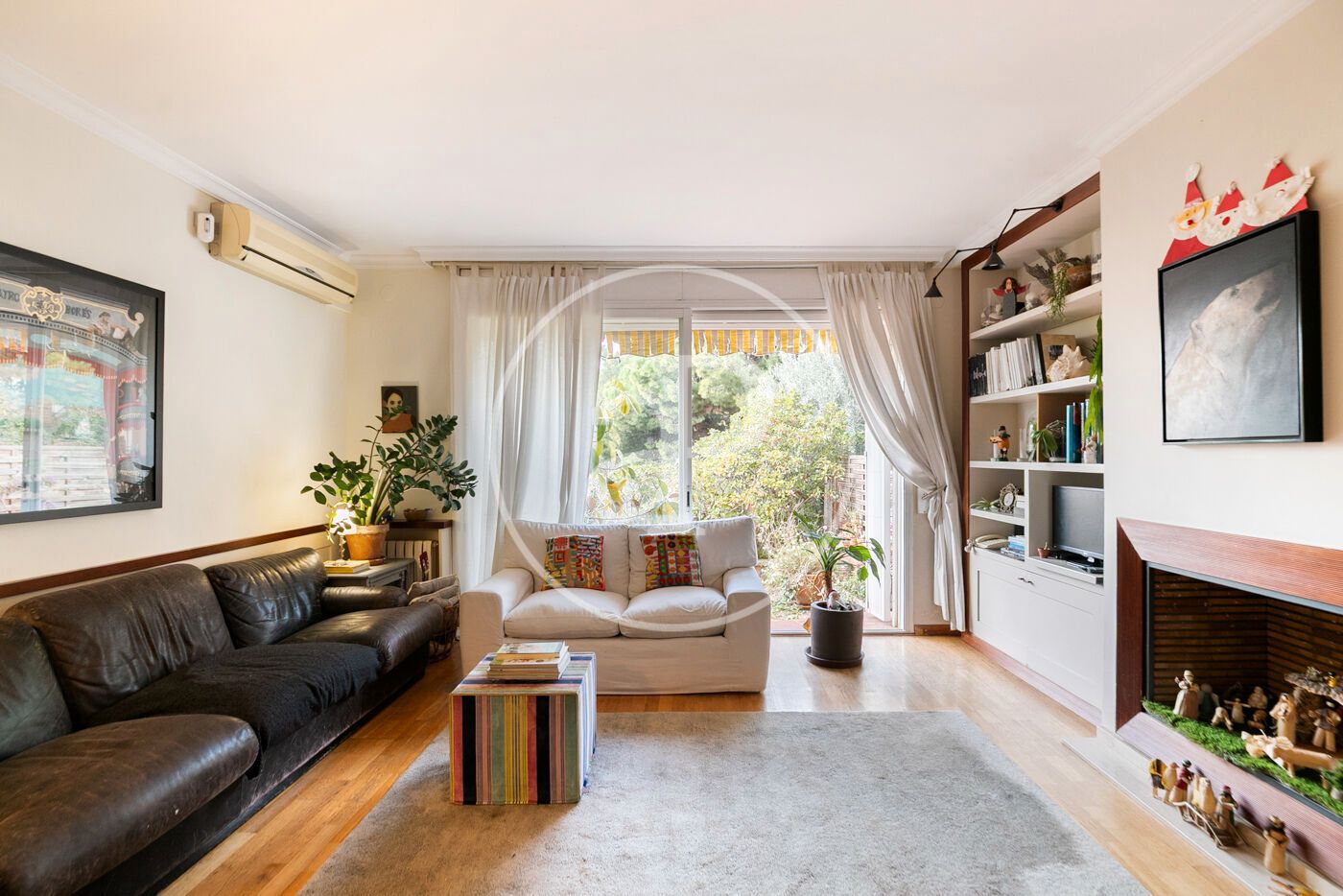 Sala d'estar de Casa adosada en venda en Sant Just Desvern amb Aire condicionat, Calefacció i Jardí privat