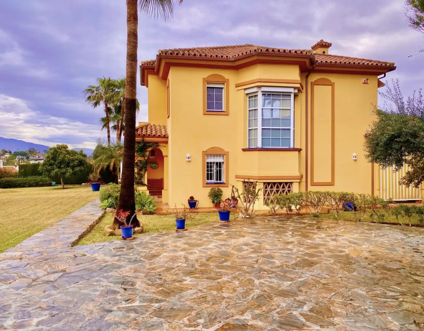 Vista exterior de Casa o xalet en venda en Estepona amb Aire condicionat, Calefacció i Jardí privat