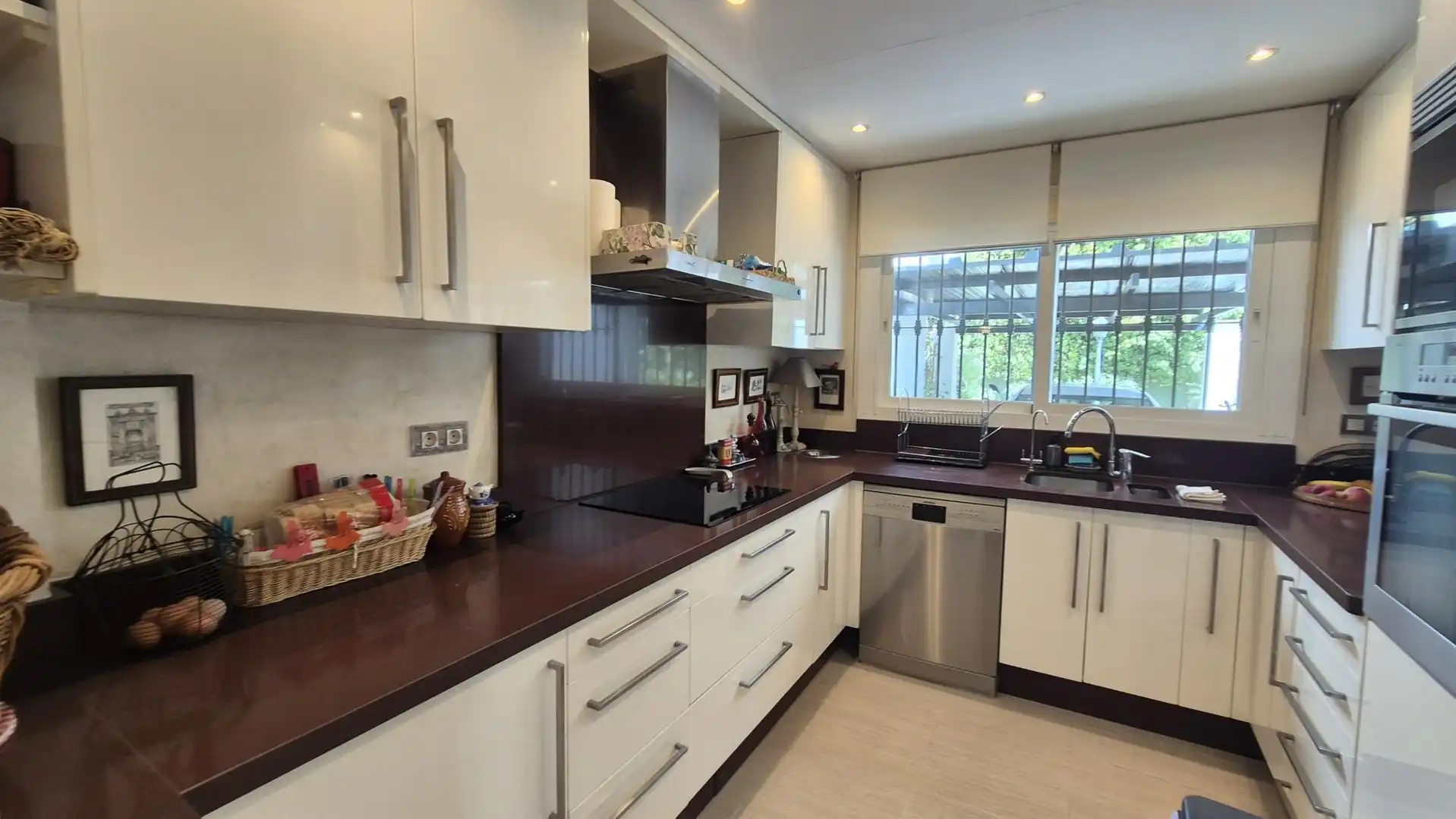 Kitchen of Houses for sale in Benahavís  with Air Conditioner, Terrace and Storage room